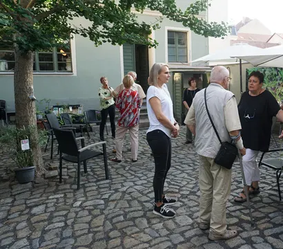 Gespräche im Kräutergarten