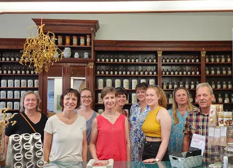 Frau Juliane Stoyan & Katrin Wolbring und ihr Apothekenteam