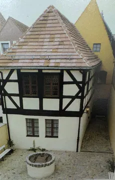 historische Brunnen im Hof der Löwen - Apotheke