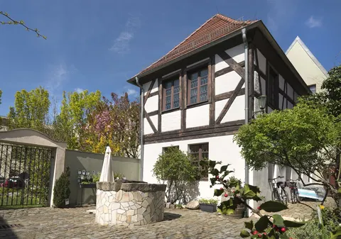 Hof mit Brunnen, Kräutergarten und Fachwerkhaus