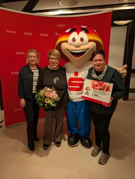 Spendenscheck in Höhe von 3.000 €