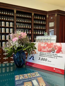 Spendenscheck in Höhe von 3.000 €